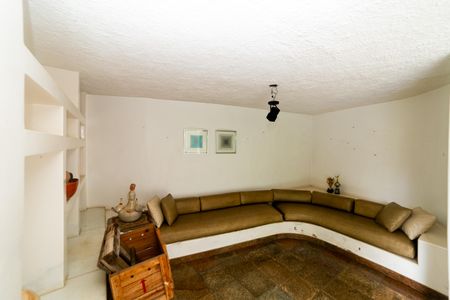 Casa à venda com 604m², 8 quartos e 10 vagasDeck da quadra de tênis