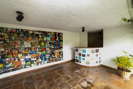 Casa à venda com 604m², 8 quartos e 10 vagasDeck da quadra de tênis