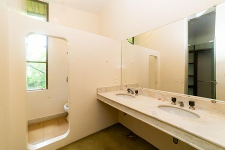 Casa à venda com 604m², 8 quartos e 10 vagasBanheiro Social