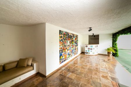 Casa à venda com 604m², 8 quartos e 10 vagasDeck da quadra de tênis