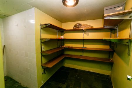 Casa à venda com 604m², 8 quartos e 10 vagasDepósito quadra de tênis