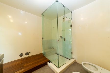 Casa à venda com 604m², 8 quartos e 10 vagasBanheiro da Suíte 1