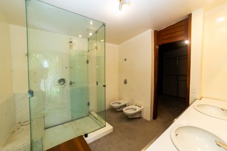 Casa à venda com 604m², 8 quartos e 10 vagasBanheiro da Suíte 1