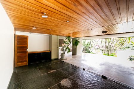 Casa à venda com 604m², 8 quartos e 10 vagasSala