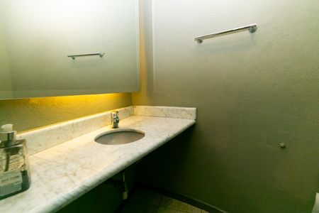 Casa à venda com 604m², 8 quartos e 10 vagasBanheiro do escritório