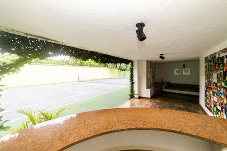 Casa à venda com 604m², 8 quartos e 10 vagasDeck da quadra de tênis
