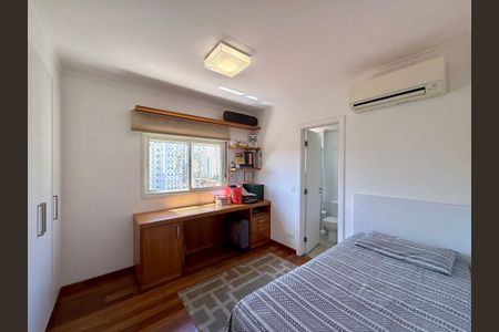 Apartamento à venda com 170m², 3 quartos e 3 vagas Apartamento à venda com 170m², 3 quartos e 3 vagasSuíte 2