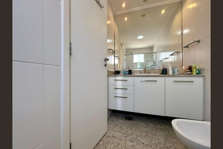 Apartamento à venda com 170m², 3 quartos e 3 vagas Apartamento à venda com 170m², 3 quartos e 3 vagasBanheiro Suíte 3