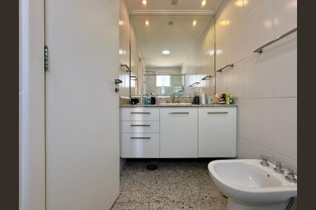 Apartamento à venda com 170m², 3 quartos e 3 vagas Apartamento à venda com 170m², 3 quartos e 3 vagasBanheiro Suíte 3