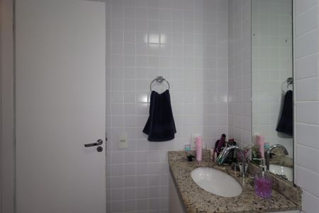 Apartamento à venda com 74m², 2 quartos e 2 vagasBanheiro da Suíte