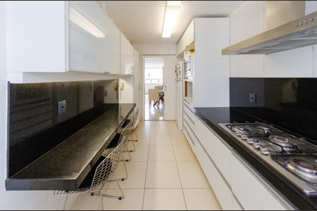 Apartamento à venda com 144m², 4 quartos e 4 vagasCozinha