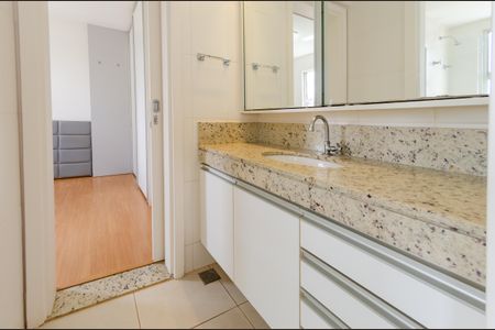 Apartamento à venda com 144m², 4 quartos e 4 vagasBanheiro semi-suíte
