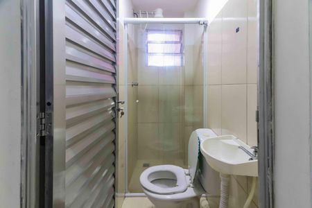 Banheiro de kitnet/studio para alugar com 1 quarto, 18m² em Rio Pequeno, São Paulo