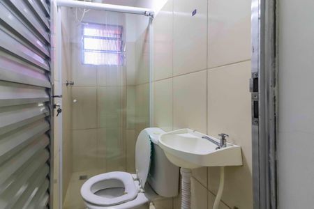 Banheiro de kitnet/studio para alugar com 1 quarto, 18m² em Rio Pequeno, São Paulo