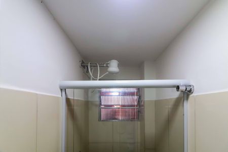 Banheiro de kitnet/studio para alugar com 1 quarto, 18m² em Rio Pequeno, São Paulo