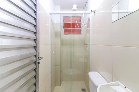 Banheiro de kitnet/studio para alugar com 1 quarto, 20m² em Rio Pequeno, São Paulo