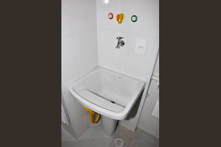 Apartamento à venda com 132m², 3 quartos e 2 vagas Apartamento à venda com 132m², 3 quartos e 2 vagasDetalhe - Banheiro Social na Área de Serviço