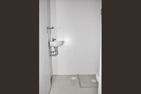 Apartamento à venda com 132m², 3 quartos e 2 vagas Apartamento à venda com 132m², 3 quartos e 2 vagasDetalhe - Banheiro Social na Área de Serviço