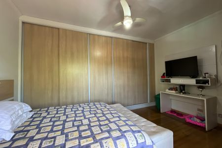 Casa à venda com 420m², 4 quartos e 5 vagasSuíte 2