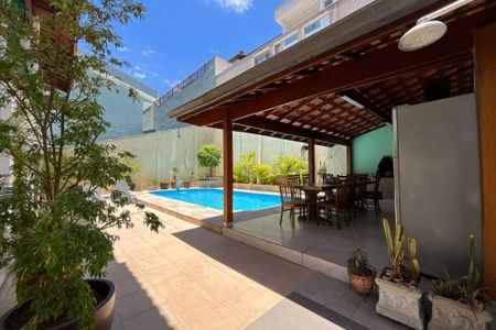 Casa à venda com 420m², 4 quartos e 5 vagasQuintal