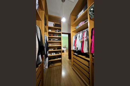 Casa à venda com 420m², 4 quartos e 5 vagasCloset