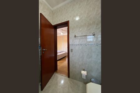 Casa à venda com 420m², 4 quartos e 5 vagasBanheiro Suíte 2