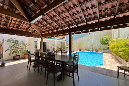 Casa à venda com 420m², 4 quartos e 5 vagasQuintal