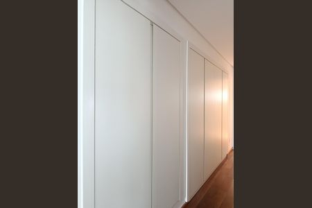 Apartamento para alugar com 206m², 4 quartos e 4 vagas Apartamento para alugar com 206m², 4 quartos e 4 vagasArmário corredor