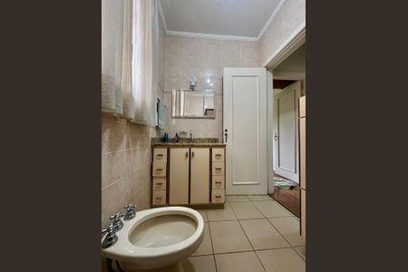 Banheiro de apartamento à venda com 3 quartos, 104m² em Cambuí, Campinas