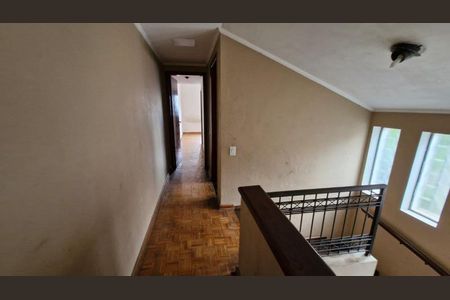 Casa à venda com 153m², 3 quartos e 2 vagasCorredor para quartos