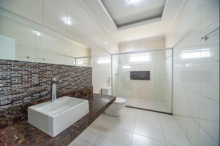 Casa de condomínio para alugar com 275m², 4 quartos e 2 vagasBanheiro da Suíte 4