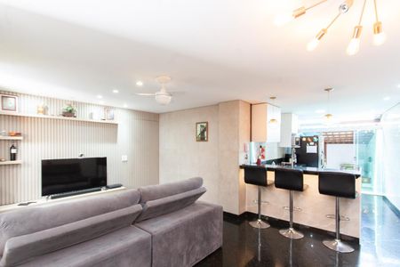 Casa à venda com 140m², 3 quartos e 3 vagas Casa à venda com 140m², 3 quartos e 3 vagasSala