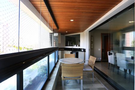 Apartamento à venda com 280m², 4 quartos e 4 vagas Apartamento à venda com 280m², 4 quartos e 4 vagasVaranda gourmet