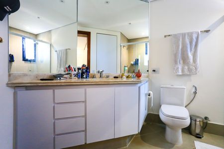 Apartamento à venda com 280m², 4 quartos e 4 vagas Apartamento à venda com 280m², 4 quartos e 4 vagasBanheiro da Suíte 2