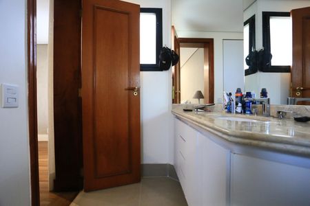 Apartamento à venda com 280m², 4 quartos e 4 vagas Apartamento à venda com 280m², 4 quartos e 4 vagasBanheiro da Suíte 2