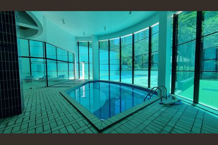 Apartamento à venda com 280m², 4 quartos e 4 vagas Apartamento à venda com 280m², 4 quartos e 4 vagasÁrea comum - Piscina