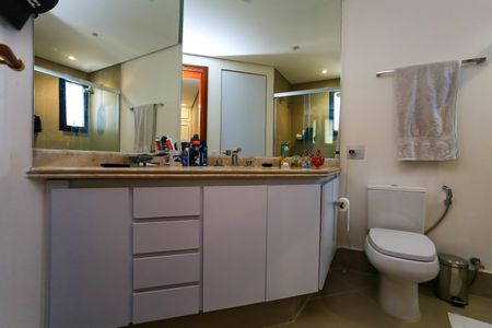 Apartamento à venda com 280m², 4 quartos e 4 vagas Apartamento à venda com 280m², 4 quartos e 4 vagasBanheiro da Suíte 2