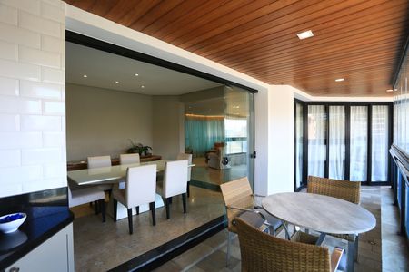 Apartamento à venda com 280m², 4 quartos e 4 vagas Apartamento à venda com 280m², 4 quartos e 4 vagasVaranda gourmet