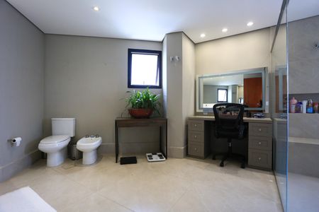 Apartamento à venda com 280m², 4 quartos e 4 vagas Apartamento à venda com 280m², 4 quartos e 4 vagasBanheiro da Suíte 1