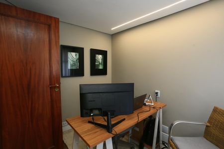 Apartamento à venda com 280m², 4 quartos e 4 vagas Apartamento à venda com 280m², 4 quartos e 4 vagasEscritório