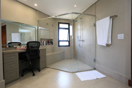 Apartamento à venda com 280m², 4 quartos e 4 vagas Apartamento à venda com 280m², 4 quartos e 4 vagasBanheiro da Suíte 1
