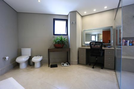 Apartamento à venda com 280m², 4 quartos e 4 vagas Apartamento à venda com 280m², 4 quartos e 4 vagasBanheiro da Suíte 1