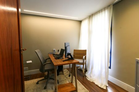 Apartamento à venda com 280m², 4 quartos e 4 vagas Apartamento à venda com 280m², 4 quartos e 4 vagasEscritório