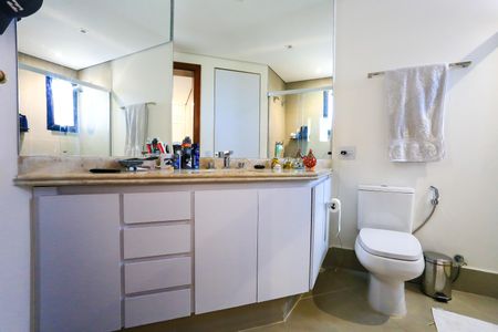 Apartamento à venda com 280m², 4 quartos e 4 vagas Apartamento à venda com 280m², 4 quartos e 4 vagasBanheiro da Suíte 2