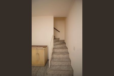 escada de casa para alugar com 1 quarto, 1273m² em Macedo, Guarulhos