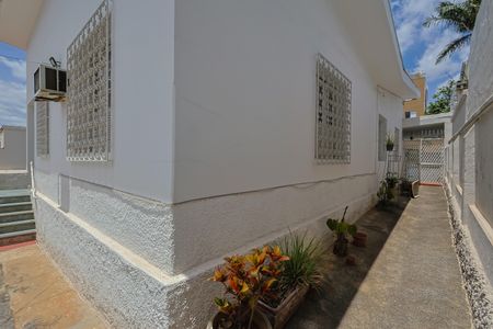 Casa à venda com 200m², 4 quartos e 4 vagas Casa à venda com 200m², 4 quartos e 4 vagasQuintal