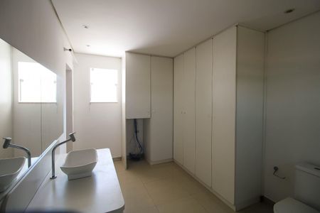 Casa para alugar com 240m², 3 quartos e 5 vagasBanheiro da Suíte