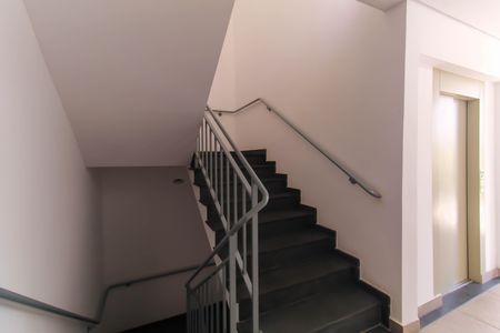 Apartamento para alugar com 45m², 2 quartos e sem vaga Apartamento para alugar com 45m², 2 quartos e sem vagaEscada