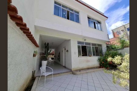 Casa à venda com 205m², 3 quartos e 2 vagas