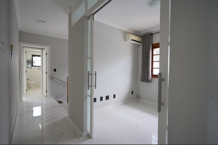 Casa para alugar com 300m², 3 quartos e 3 vagasCorredor e Sala de TV